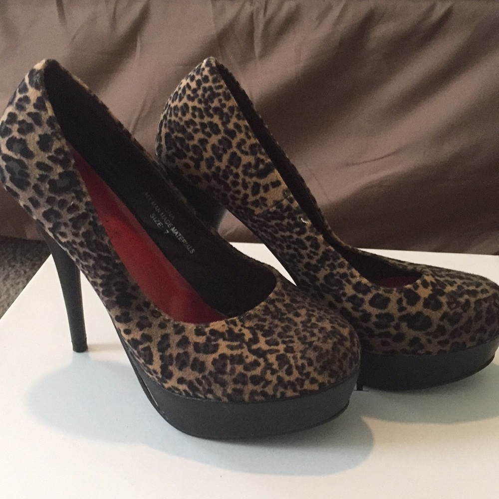Leopard print fabric pump